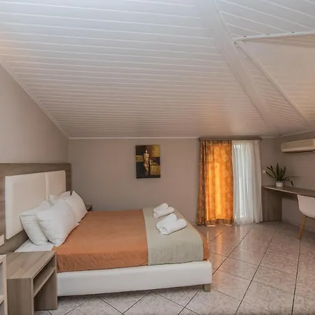 Planos Beach Hotel 4* 티실리비